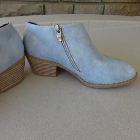 Blue Booties, women's 7 1/2, (38 euro) side zip, faux leather, no brand like new - Picture 9 of 10